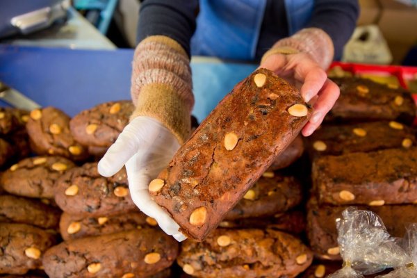 Früchtebrot ist in der Winterzeit sehr beliebt. Man kann es oft auf Weihnachtsmärkten kaufen - oder einfach selbst backen. - © Daniel Karmann/dpa-tmn