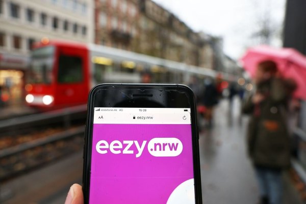 Im Dezember gilt für Nutzer von «eezy.nrw» eine Adventsaktion unter dem Motto «Zwei fahren, nur eine*r zahlt». (Archivbild) - © Oliver Berg/dpa