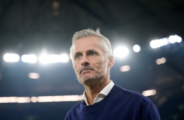 Schalkes Trainer van Wonderen hat wieder mehr personelle Alternativen - © Bernd Thissen/dpa