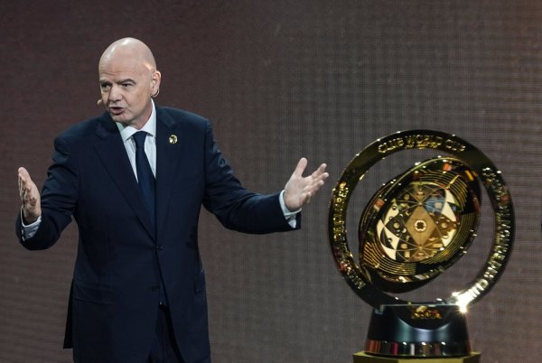 FIFA-Präsident Gianni Infantino bei der Auslosung mit der WM-Trophäe. - © Rebecca Blackwell/AP/dpa