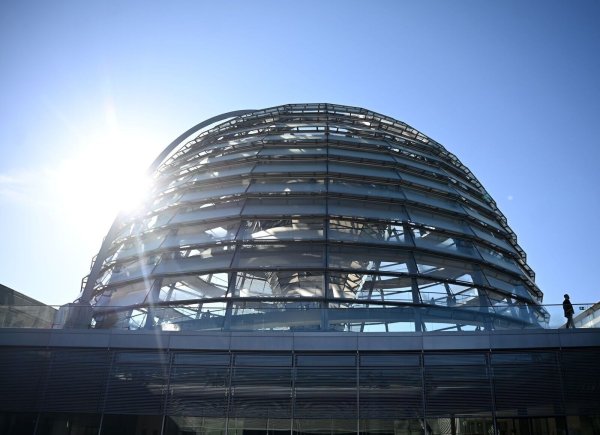Bundestag mit der gläsernen Kuppel als Wahrzeichen. (Archivbild) - © Rabea Gruber/dpa