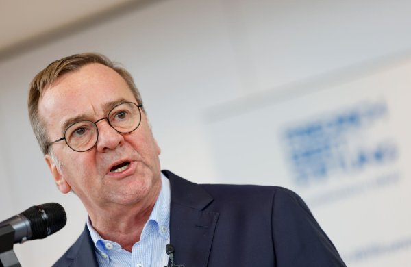 Mit Blick auf die Lage im Ostseeraum zieh der Verteidigungsminister einen Vergleich zum Kalten Krieg. (Archivbild) - © Thomas Banneyer/dpa