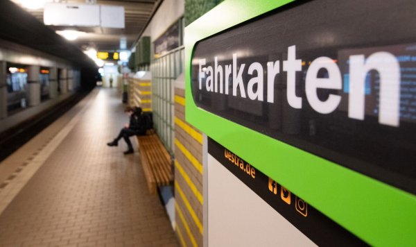 Die Tickets im NRW-Tarif der Verkehrsverbünde werden teurer. (Symbolbild) - © Julian Stratenschulte/dpa