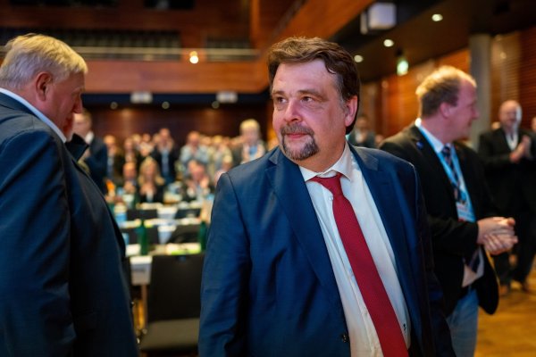 CDA-Chef Radtke fordert einen europäischen Stahlgipfel, bei dem sich alle maßgeblichen Akteure auf Maßnahmen gegen die Krise der Stahlindustrie einigen. - © Jacob Schröter/dpa