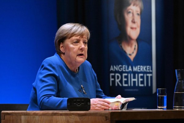 Merkel hat das Buch mit ihrer ehemaligen Büroleiterin Beate Baumann verfasst. (Archivbild) - © Stefan Sauer/dpa