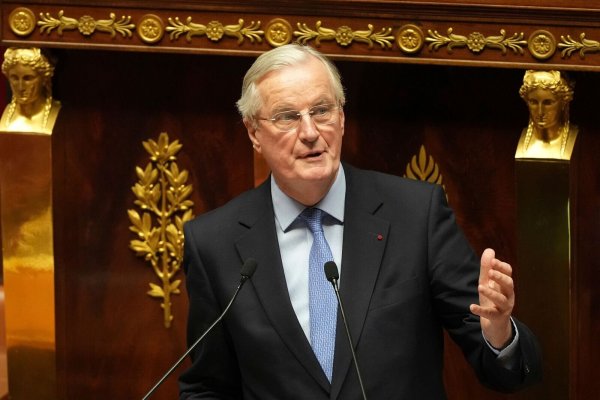 Ob der Nachfolger oder die Nachfolgerin von Premier Barnier das zerstrittene Parlament in Kernfragen wie dem Haushalt einen kann, muss sich zeigen. - © Michel Euler/AP/dpa