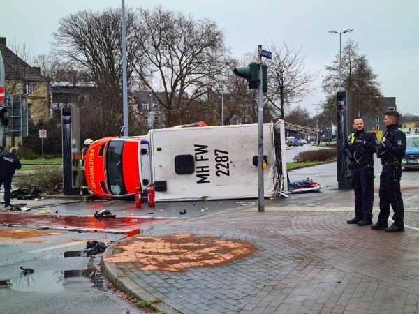Bei einem Unfall in Mülheim an der Ruhr ist der Rettungswagen auf die Seite gekippt. - © Justin Brosch/dpa