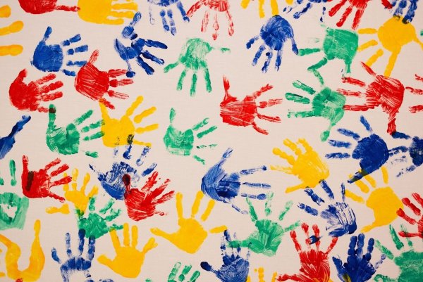 Mit einem Sonderförderprogramm von mehr als 20 Millionen Euro unterstützt die Sozialstiftung NRW heilpädagogische Kindertagesstätten und Kita-Gruppen auf dem Weg zur Inklusion. (Symbolbild) - © Rolf Vennenbernd/dpa