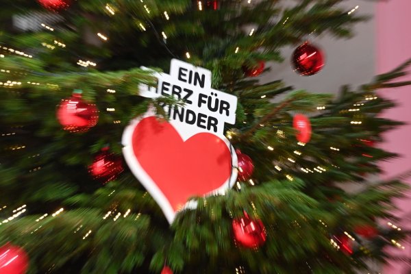 Die Organistation "Ein Herz für Kinder" gibt es seit mehr als 45 Jahren. (Archivbild) - © Jens Kalaene/dpa-Zentralbild-POOL/dpa