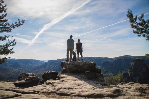 Schöner Aussichtspunkt am Malerweg: die Goldsteinaussicht in der Sächsischen Schweiz. - © Vanessa Bieling/TMGS/Vanessa Bieling/TMGS/dpa