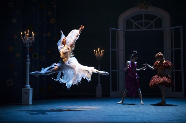 Cinderella feiert Premiere: Im Landestheater hat das Ballett von Richard Lowe nach der Musik von Sergej Prokofjew das Publikum durch gekonnte Tanzdarbietungen und ein klares Bühnenbild überzeugt. - © Landestheater/Alfredo Mena
