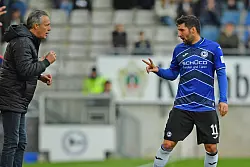 Abwehrmann des DSC im Gespr&auml;ch mit Trainer Uwe Neuhaus: Die LZ freut sich auf Stephan Salger (rechts). - &copy; Arminia/Thomas F. Starke