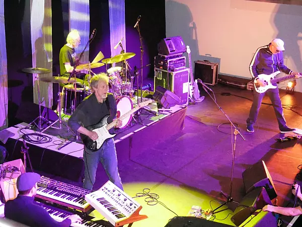 Gut bekannt in Lippe: Kraan begeistert im März 2022 mehr als 400 Gäste in der Stadthalle Detmold mit faszinierendem Jazzrock. Bassist Helmut Hattler (vorn) gastiert nun in Schwalenberg. - © Archivfoto: Thomas Krügler