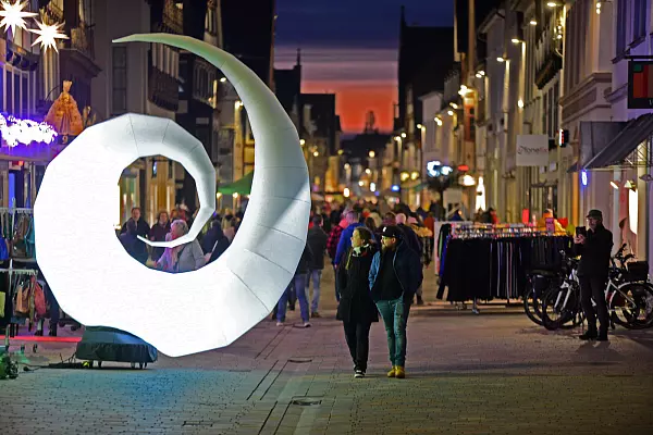 Bis 22 Uhr haben die Geschäfte am Freitag geöffnet. - © Nicole Ellerbrake