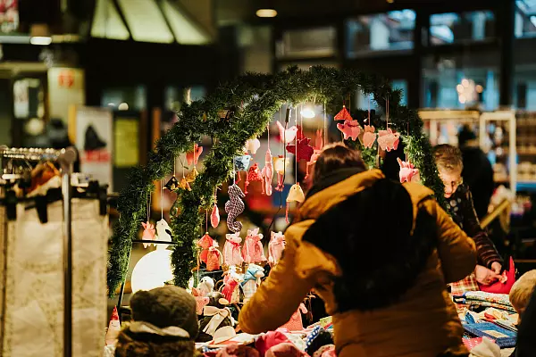Auf dem Christkindlesmarkt können Besucher stöbern. - © Gesundtourismus