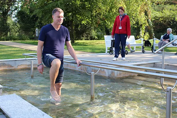 Auch der ehemalige Fußball-Nationalspieler Thomas Helmer hat sich von der Qualität der Kneipp-Becken in Bad Salzuflen bereits überzeugt. Jetzt lädt die Stadt zu einem Kneipp-Gesundheitstag ein. - © Sandra Castrup