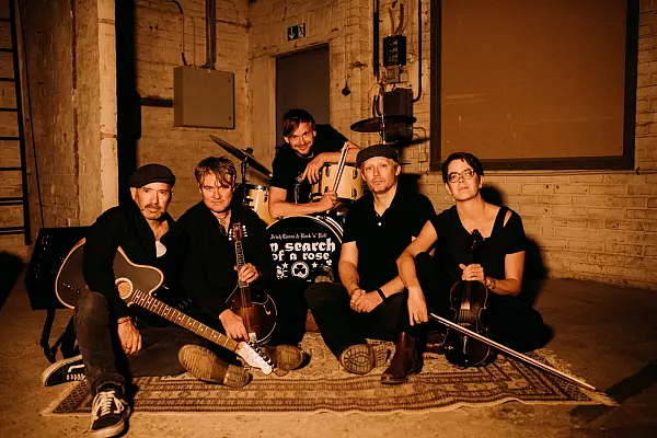 Legen eine weitere neue Single vor und spielen in der Heimatstadt: In Search of a Rose. - &copy; ISOAR