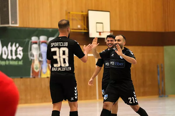 Die Mannschaftskemarden begl&uuml;ckw&uuml;nschen Hakim Aytan vom SC Bad Salzuflen. - &copy; Oliver K&ouml;nig