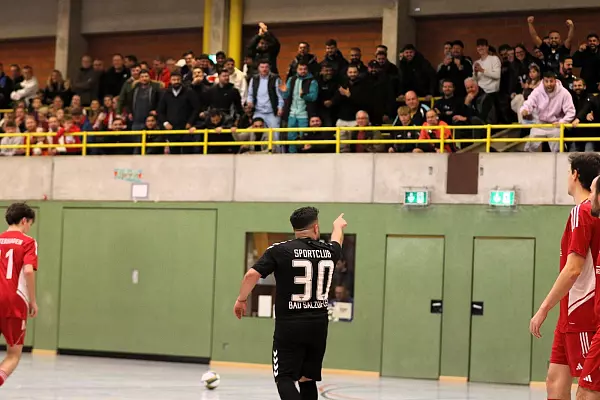 Die Fans des SC Bad Salzuflen bejubeln das n&auml;chste Tor von Nujin Hassan im entscheidenden Spiel gegen den TuS Bexterhagen. - &copy; Oliver K&ouml;nig