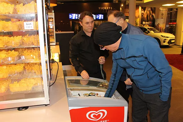 Erfrischung gefällig? Vor seinem Auftritt im Kinosaal 1 nimmt sich Christoph Maria Herbst noch eine Schachtel Eiskonfekt - die wird mit der ganzen Truppe geteilt. - © Till Brand