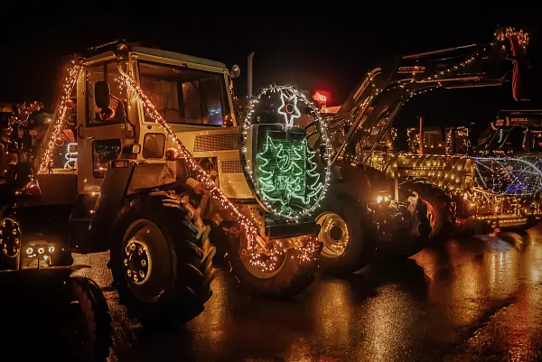 Die Treckerlichter in W&uuml;sten ziehen viele Besucherinnen und Besucher an. - &copy; MC W&uuml;sten