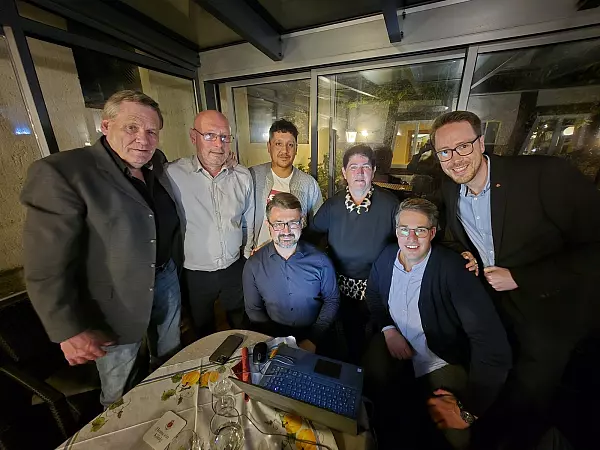 Für Christian Sauter (FDP, Mitte sitzend) geht es in die Stichwahl: Gegen Ralf Klemme von Zukunft Extertal. - © Lorraine Brinkmann