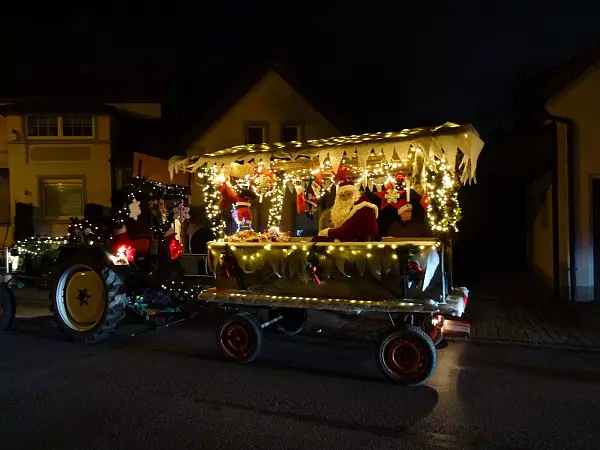 Der Weihnachtsmann geht wieder auf Tour in Lieme, Hörstmar und Waddenhausen. - © Kramp & Kramp