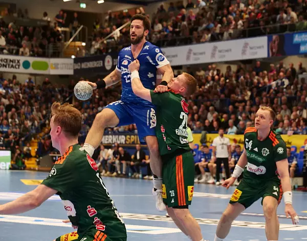 Tim Suton spürte in jeder Lage heftige Gegenwehr der Recken, hier durch Jonathan Edvardsson. - © Jörg Hagemann