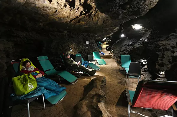 Besucher nehmen ein Kurbad in der Kluterthöhle. Das Höhlensystem ist das vierte nationale Naturmonument in Deutschland. - © dpa