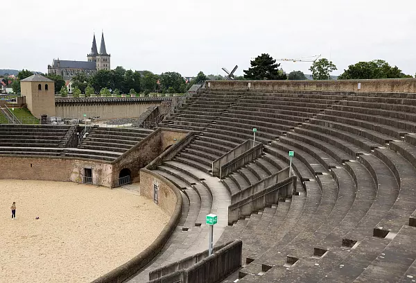 Geschichte zum Anfassen – im Archäologischen Park Xanten erwacht das römische Leben zwischen Tempeln, Thermen und Theater wieder zum Leben. - © dpa