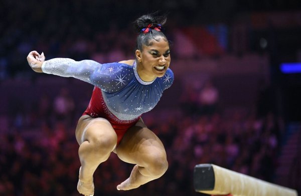 Die US-Turnerinnen um Jordan Chiles gewannen wieder den WM-Titel. - © Marijan Murat/dpa