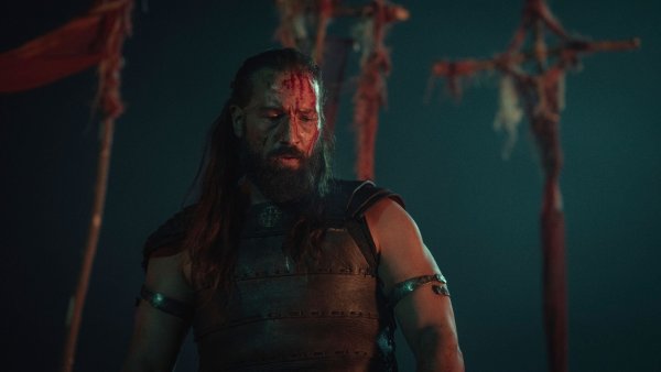 Marbod (Murathan Muslu) in einer Szene der zweiten Staffel der Serie «Barbaren». - © Krzysztof Wiktor/Netflix/dpa