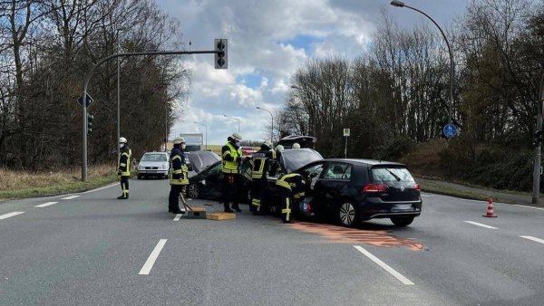 Die Einsatzkräfte an der Unfallstelle. - © Feuerwehr Detmold