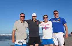 Frank Schulze (v. l.), Alexander Stopka, Jork Kettner und Jochen Heidel am Strand von Fortaleza.