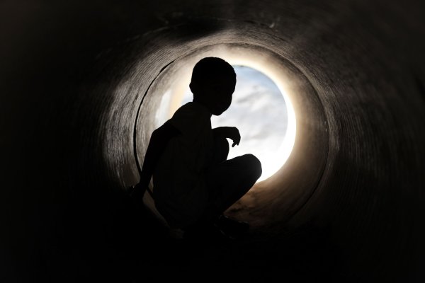 Raus aus dem Loch: Eltern können ihrem Kind helfen, eine depressive Erkrankung zu überwinden. - © Arne Dedert/dpa/dpa-tmn