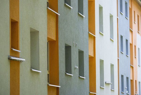 Auch für Mieter sank der durchschnittliche Einkommensanteil für die Nettomiete von 14,4 Prozent auf 14,1 Prozent. - © Boris Roessler/dpa