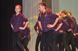 Stilecht: Die T&auml;nzerinnen sind im Wilden Westen angekommen. - &copy; Kemna