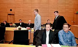 Die beiden Hauptt&auml;ter, Philipp G. (im Stehen) und der 21-j&auml;hrige Leopoldsh&ouml;her (1. v.r.), traten im gezeigten Beweisvideo der Polizei l&auml;ngst nicht so adrett und vern&uuml;nftig auf, wie zuletzt im Gerichtssaal neben ihren Verteidigern. - &copy; FOTO: ANDREAS ZOBE