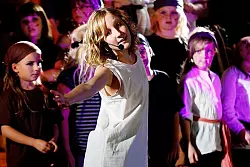 Luca Marie Stolker singt als "Lilli" von einem Traum und ist dabei umringt von den Piraten. - © Foto: Gocke