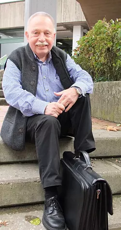 Ist die Arbeit jetzt wirklich getan? Walter Hunger hat seine letzten Stundenkontingente am Grabbe-Gymnasium in Detmold abgearbeitet. Seit einigen Wochen ist Schluss. - &copy; Axel B&uuml;rger