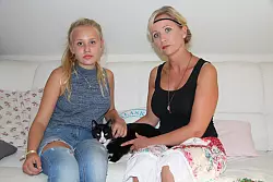 Noch sichtlich geschockt: Sara Kerkhof und ihre Tochter Joy k&ouml;nnen es nicht fassen. Jemand scheint ihrem Kater "Emil" ein St&uuml;ck Zunge herausgeschnitten zu haben. - &copy; Tobias Schneider