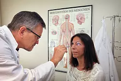 Reflexkontrolle: Wenn die angeleuchtete Pupille offen bleibt, kann das ein Hinweis auf eine Hirnblutung sein. Dann ist Eile geboten. Dr. Jörg Kühne demonstriert den Standarttest an seiner Mitarbeiterin, der medizinischen Fachangestellten Mandy Hofmeister. - © Bernhard Preuß