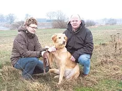 Die 15 Monate alte Hovawart-H&uuml;ndin Brijana ist knapp einem Giftanschlag entkommen. Rattengift-K&ouml;der namens "Power Packs" waren an der Weser verstreut. Heike und Helmut K&ouml;pper aus Ovenst&auml;dt wollen andere Tierfreunde warnen. - &copy; MT-Foto: Anja Peper