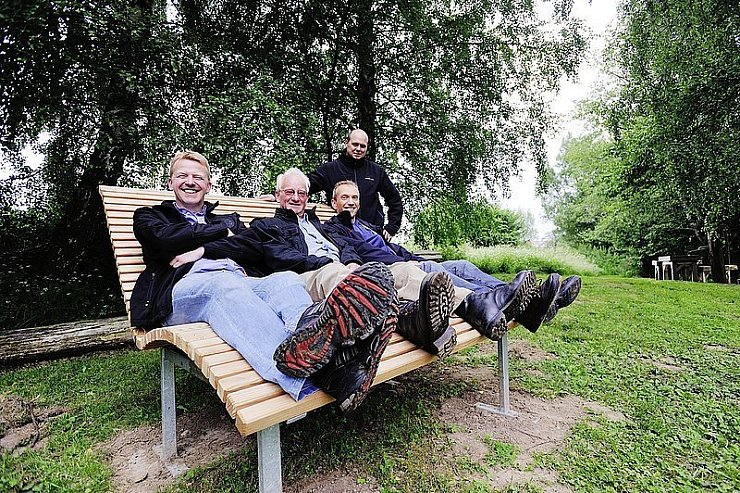 Thomas Fiene, Horst Rissiek und Jürgen Klemme probieren das von Tobias Schnieder (von links) gesponserte Waldsofa schon mal aus.