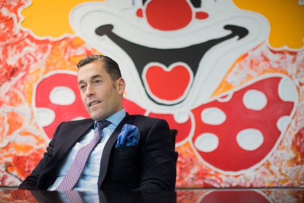 Herbert Geiss, Inhaber von Deiters, einem Unternehmen für Karnevalskostüme, aufgenommen in der Deiters-Firmenzentrale. - © Rolf Vennenbernd/dpa/Archivbild