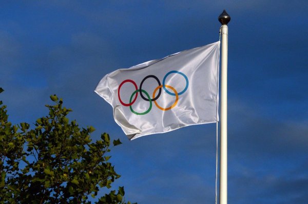 Dabeisein ist alles? Die olympische Flagge weht im Sommer 2024 in Paris. - © Peter Kneffel/dpa/dpa-tmn