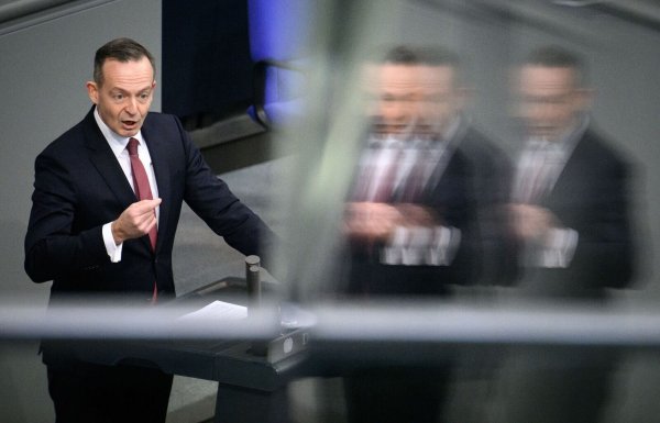 Bundesverkehrsminister Volker Wissing hat sich dafür eingesetzt, Neuwagen zukünftig digital zulassen zu können. - © Bernd von Jutrczenka/dpa