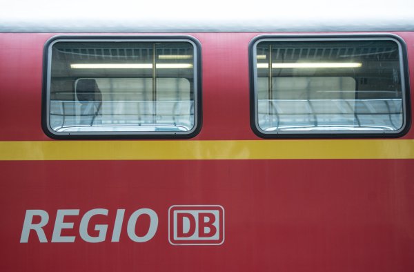 Wegen eines Notarzteinsatzes kommt es zu Verspätungen im Regional- und Fernverkehr. - © Silas Stein/dpa
