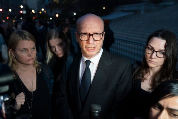 Paul Haggis verlässt das Gericht in New York. - © John Minchillo/AP/dpa