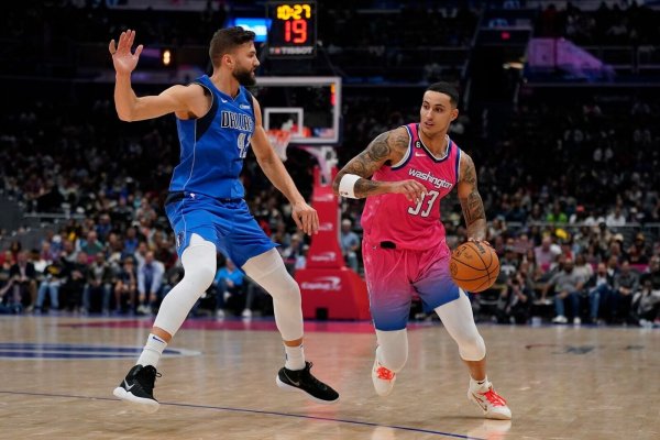Kyle Kuzma (r), Stürmer der Washington Wizards, zieht an Maxi Kleber von den Dallas Mavericks vorbei. - © Patrick Semansky/AP/dpa